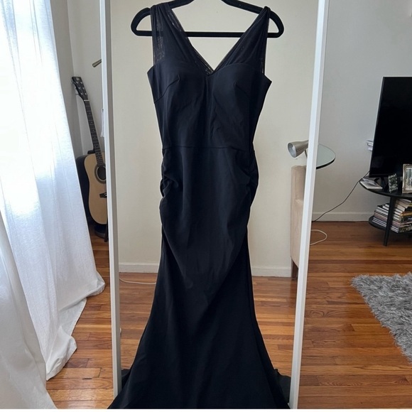 La Petite Robe di Chiara Boni
Black Lace Illusion Gown size 48R or size 12 - Picture 8 of 15